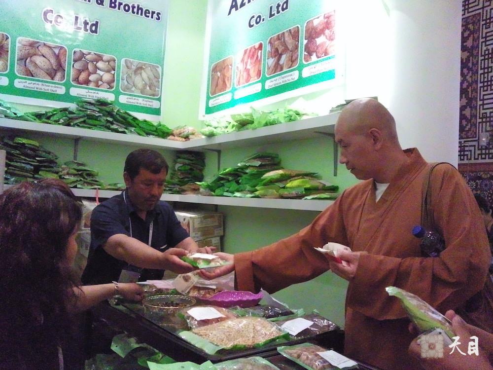 20100526圣观法师带领果实法师游览上海世博会阿富汗馆常阳居士做护法