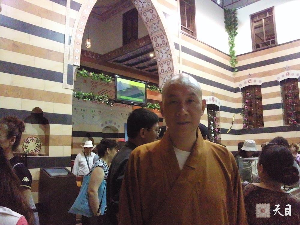 20100526圣观法师带领果实法师游览上海世博会叙利亚馆常阳居士做护法