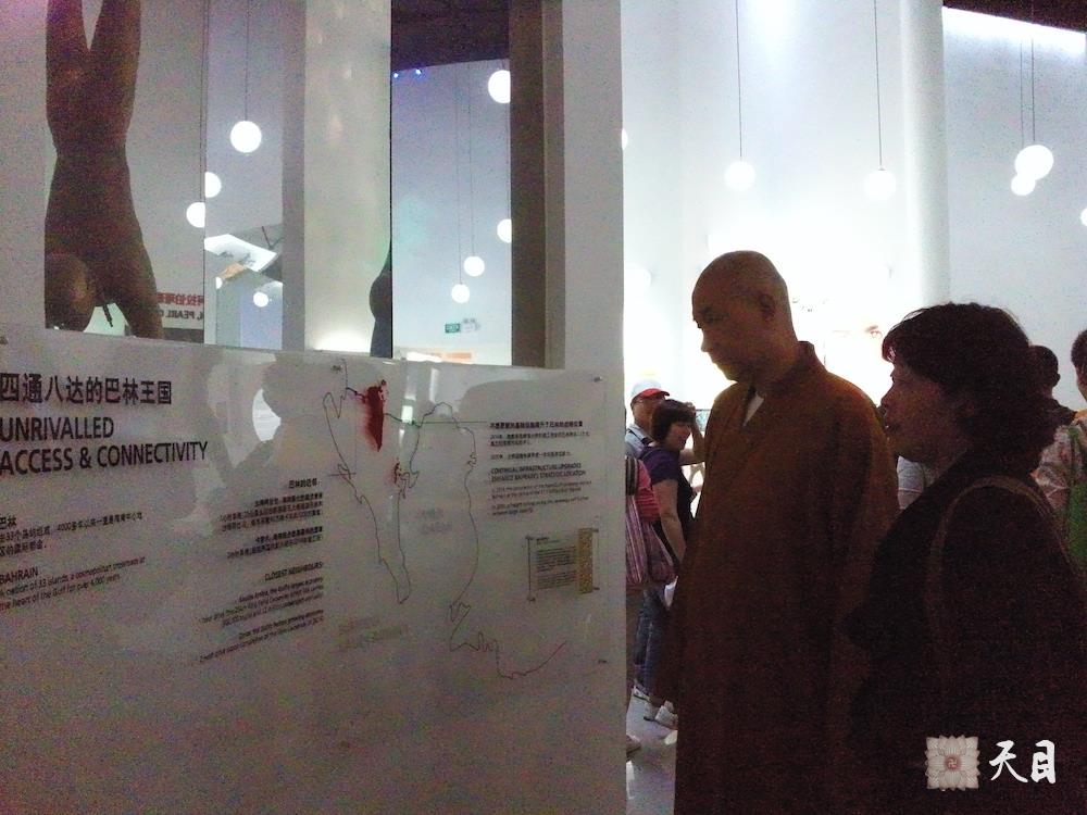 20100526圣观法师带领果实法师游览上海世博会巴林馆常阳居士做护法