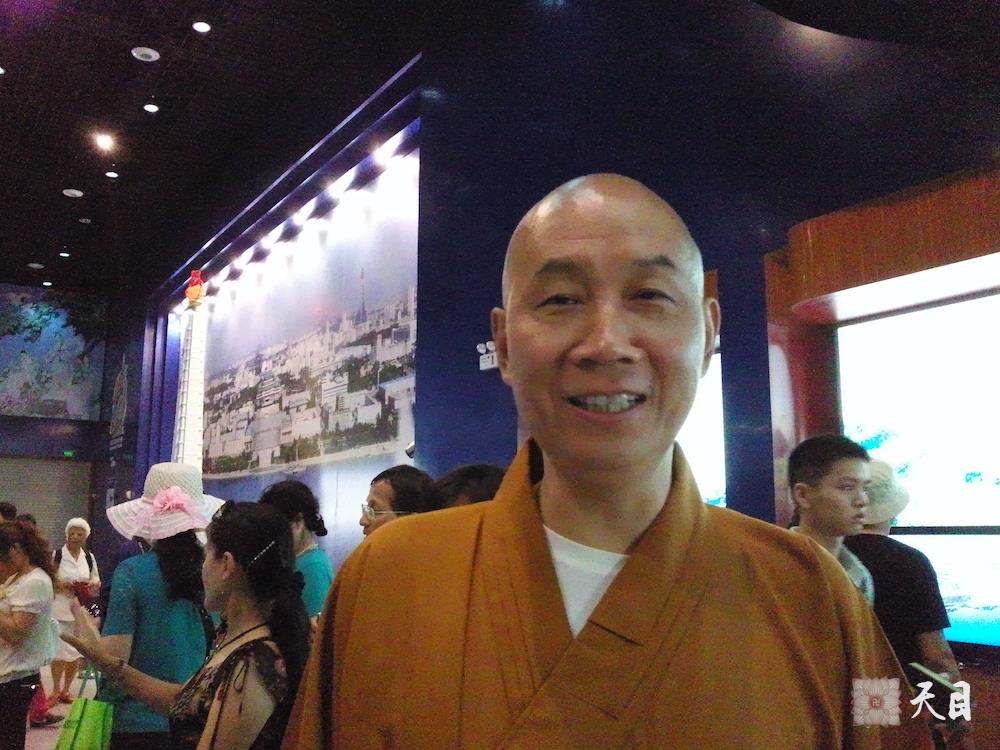 20100526圣观法师带领果实法师游览上海世博会朝鲜馆常阳居士做护法