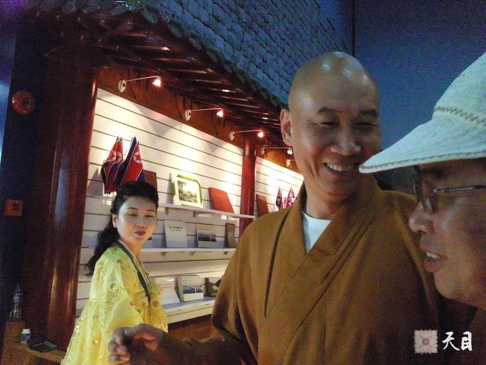 20100526圣观法师带领果实法师游览上海世博会朝鲜馆常阳居士做护法