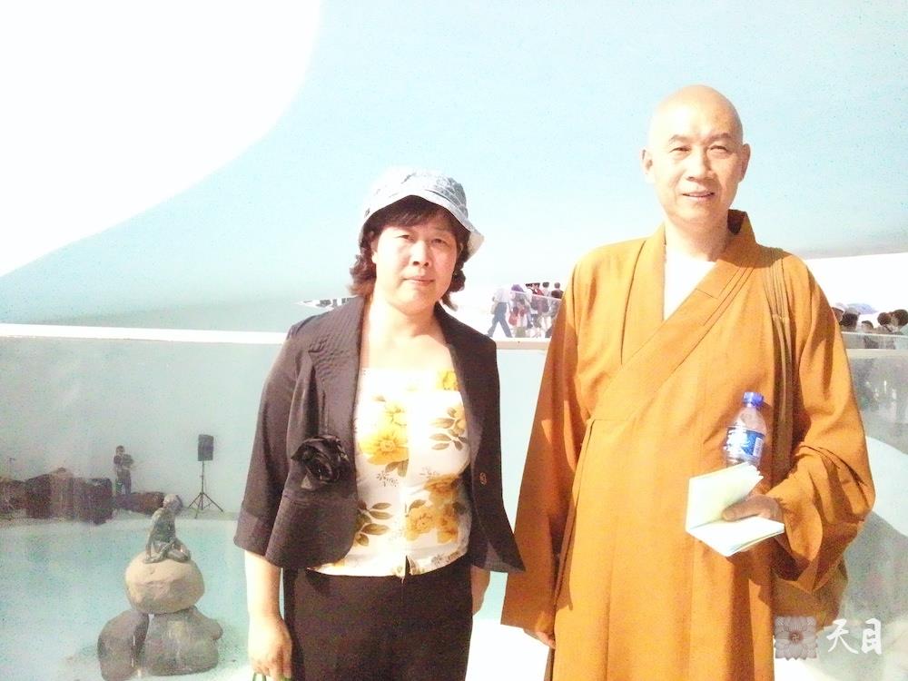 20100526圣观法师带领果实法师游览上海世博会丹麦馆小美人鱼雕像常阳居士做护法
