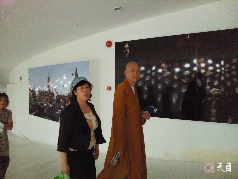 20100526圣观法师带领果实法师游览上海世博会丹麦馆小美人鱼雕像常阳居士做护法