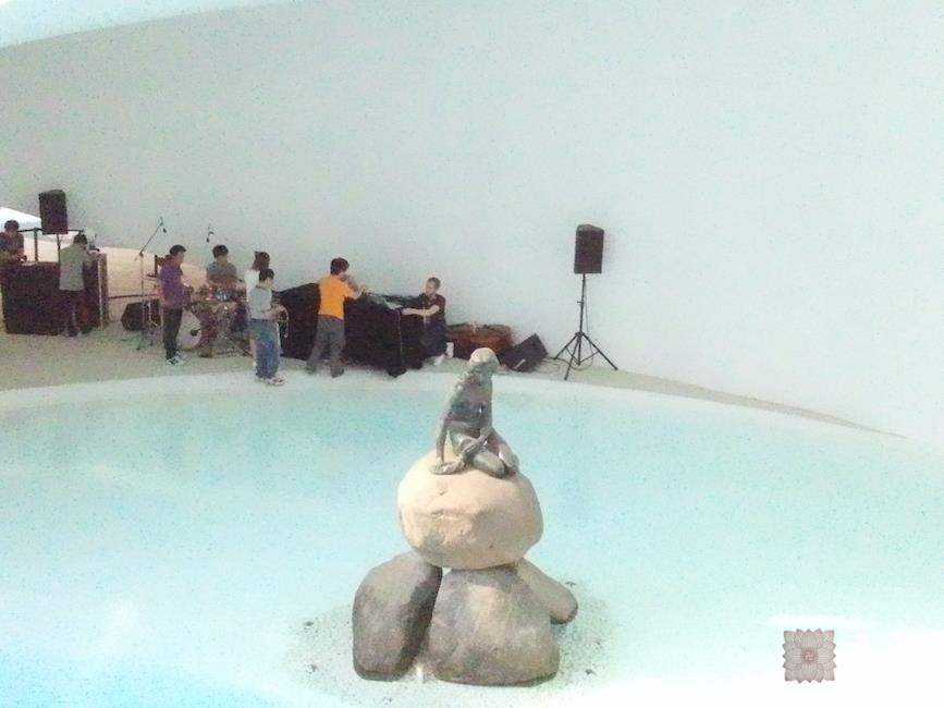 20100526圣观法师带领果实法师游览上海世博会丹麦馆小美人鱼雕像常阳居士做护法