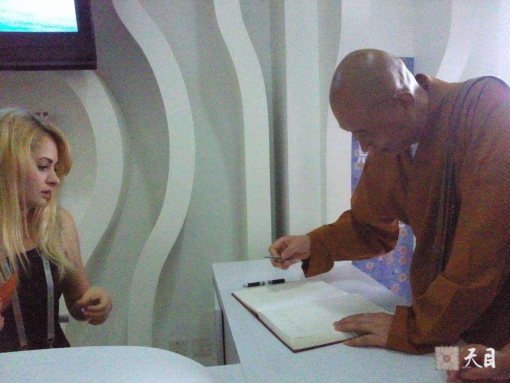 20100526圣观法师带领果实法师游览上海世博会土耳其馆常阳居士做护法