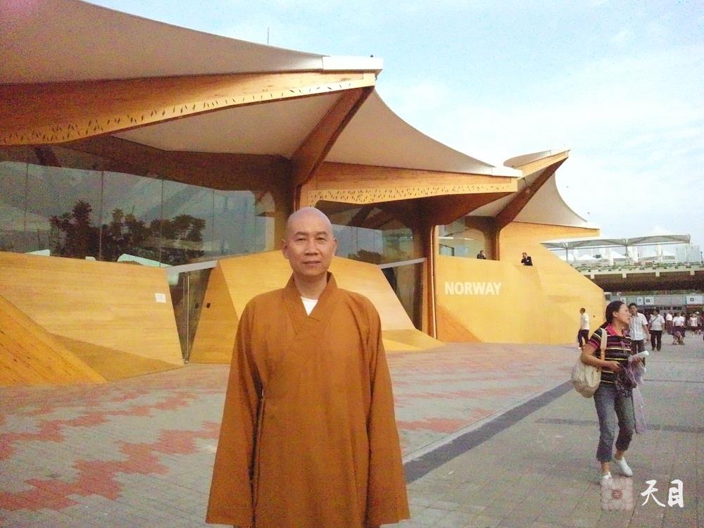 20100526圣观法师带领果实法师游览上海世博会挪威馆常阳居士做护法
