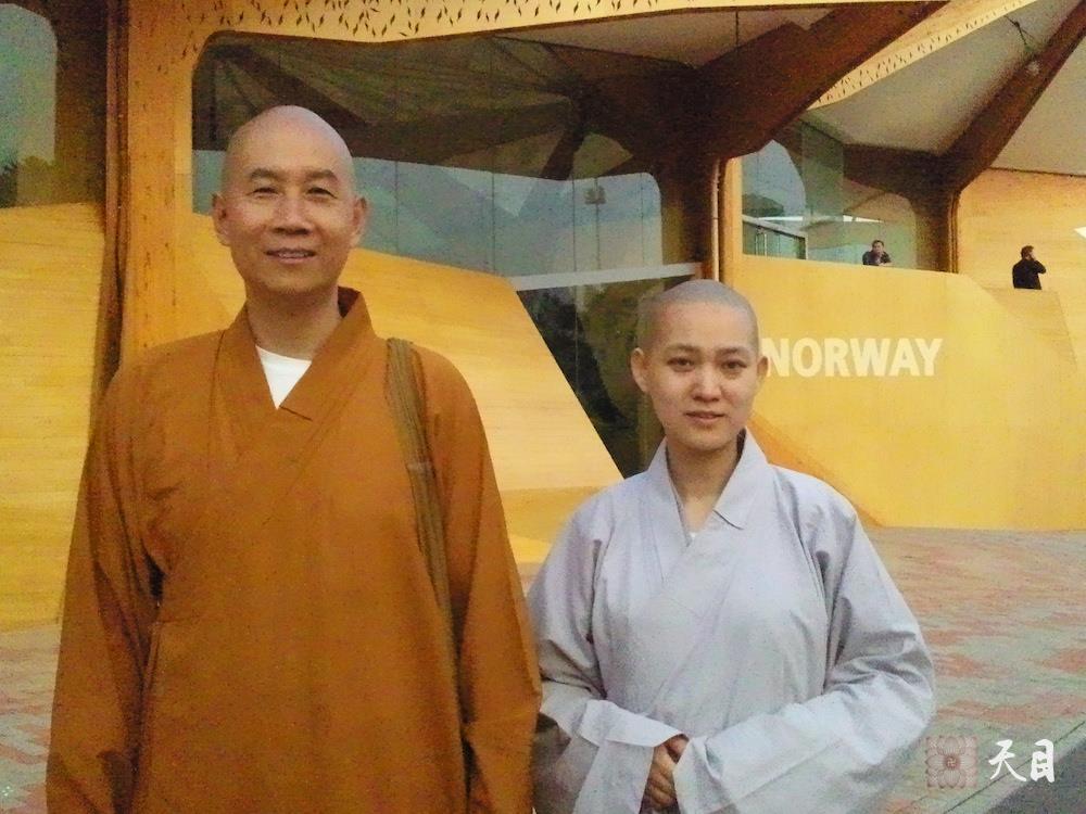 20100526圣观法师带领果实法师游览上海世博会挪威馆常阳居士做护法