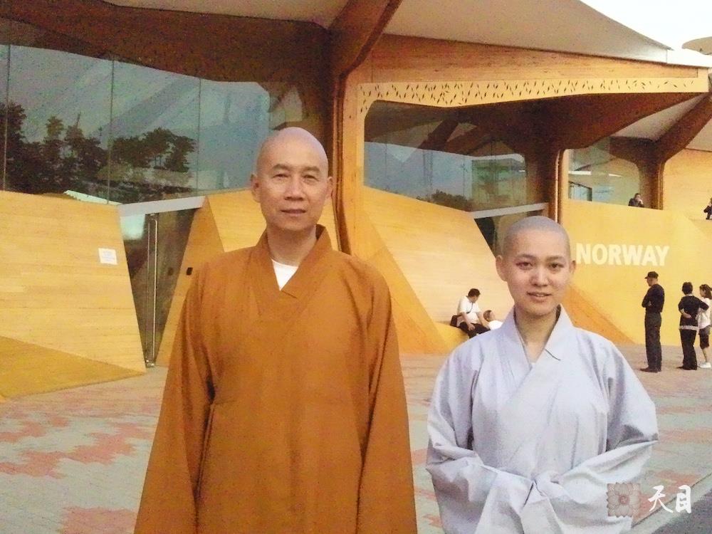 20100526圣观法师带领果实法师游览上海世博会挪威馆常阳居士做护法
