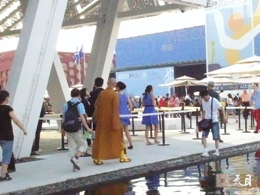 20100526圣观法师带领果实法师游览上海世博会土耳其馆常阳居士做护法