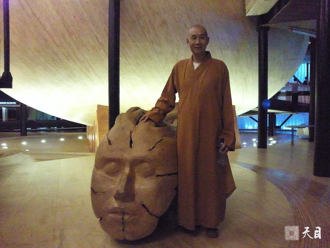 20100526圣观法师带领果实法师游览上海世博会智利馆木雕像常阳居士做护法1