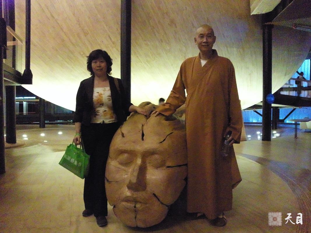 20100526圣观法师带领果实法师游览上海世博会智利馆木雕像常阳居士做护法2