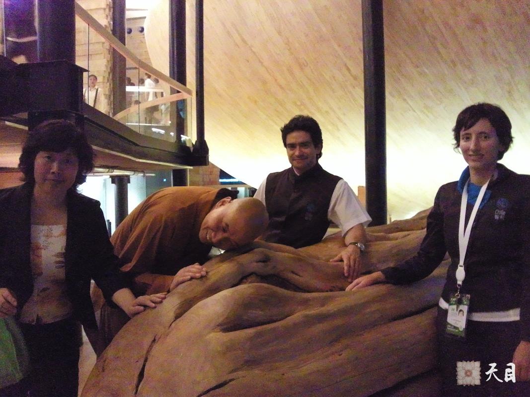 20100526圣观法师带领果实法师游览上海世博会智利馆木雕像常阳居士做护法2