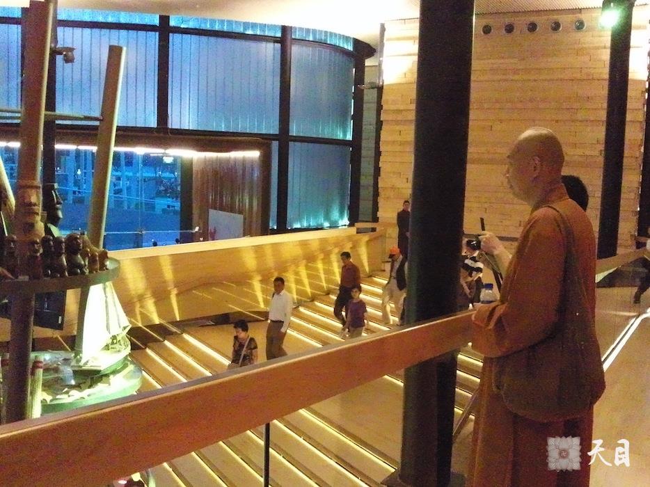 20100526圣观法师带领果实法师游览上海世博会智利馆木雕像常阳居士做护法1