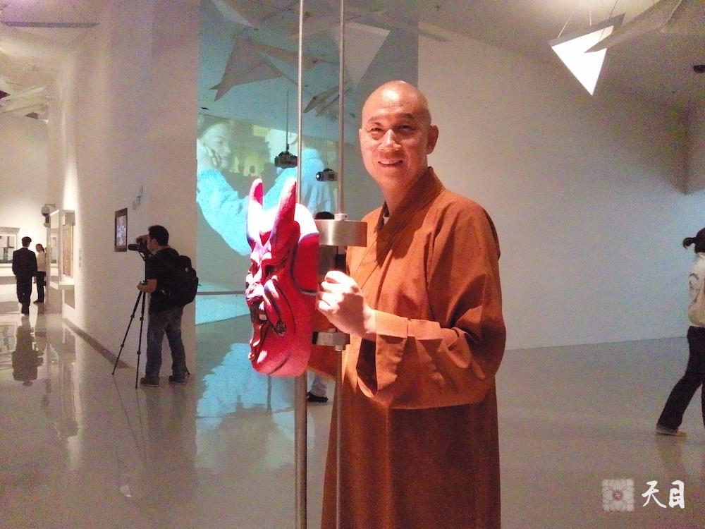 20100526圣观法师带领果实法师游览上海世博会墨西哥馆多罗雷斯圣母祭坛及脸谱常阳居士做护法