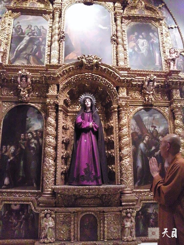 20100526圣观法师带领果实法师游览上海世博会墨西哥馆多罗雷斯圣母祭坛及脸谱常阳居士做护法