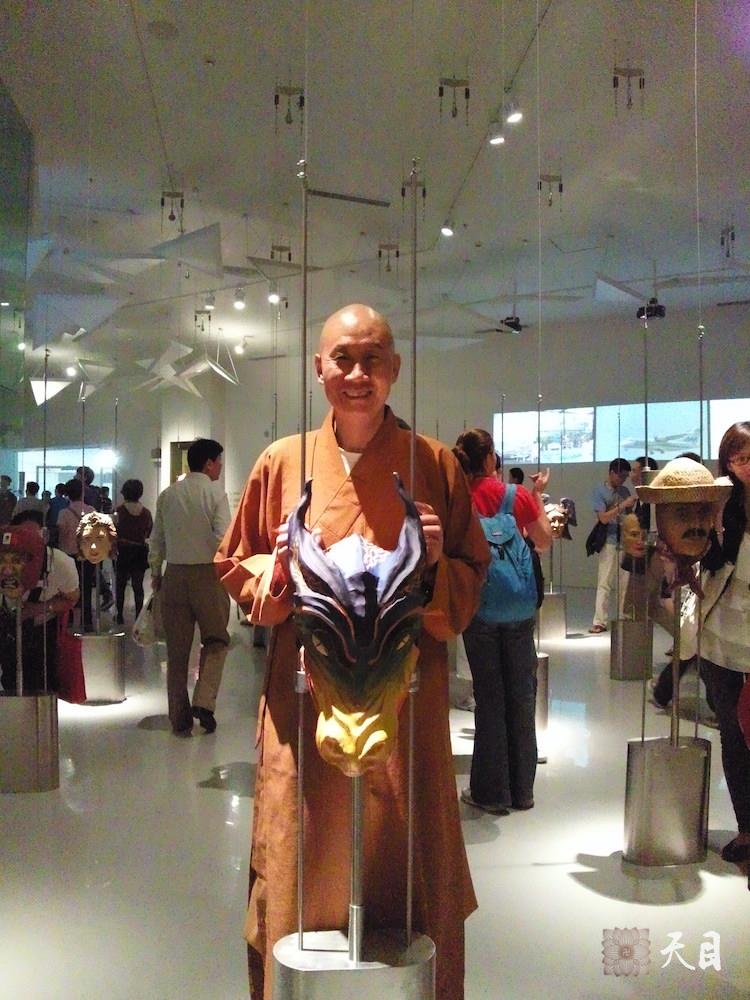 20100526圣观法师带领果实法师游览上海世博会墨西哥馆多罗雷斯圣母祭坛及脸谱常阳居士做护法