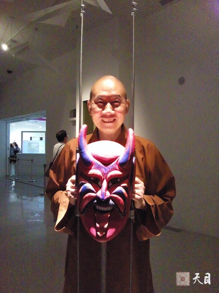 20100526圣观法师带领果实法师游览上海世博会墨西哥馆多罗雷斯圣母祭坛及脸谱常阳居士做护法