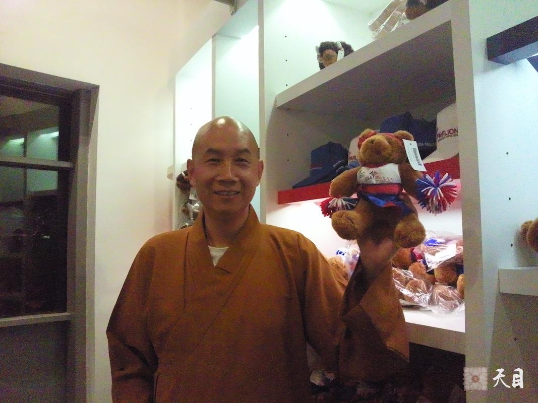 20100526圣观法师带领果实法师游览上海世博会美国馆常阳居士做护法