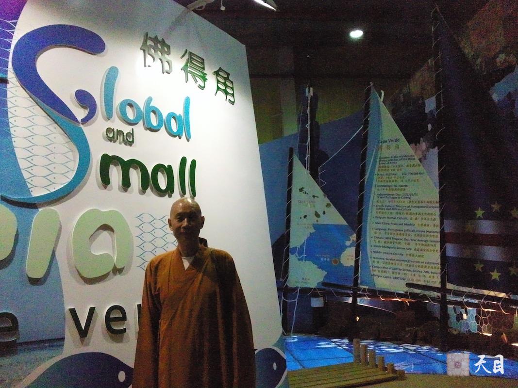 20100526圣观法师带领果实法师游览上海世博会佛得角馆常阳居士做护法