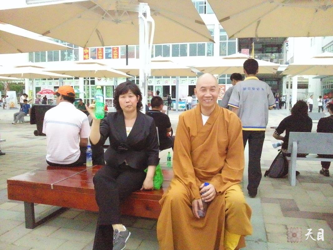 20100526圣观法师带领果实法师游览上海世博会黎巴嫩馆常阳居士做护法