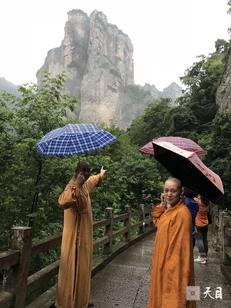 20180702果实法师领众跟随恩师圣观法师游览温州雁荡山2