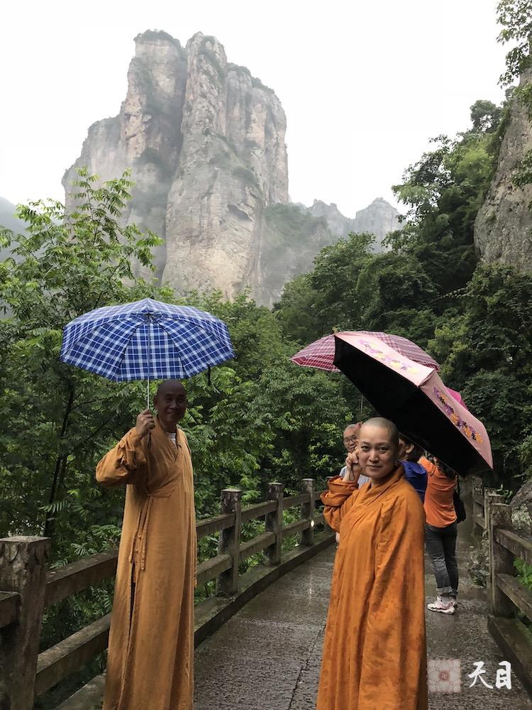 20180702果实法师领众跟随恩师圣观法师游览温州雁荡山2