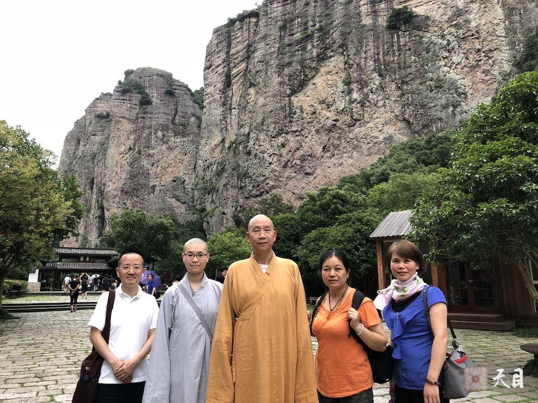 20180702圣观法师带领果实法师等弟子游览温州雁荡山1