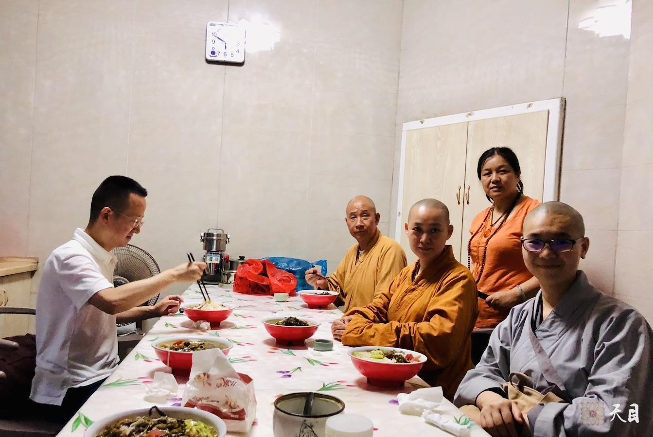 20180702果实法师领众跟随恩师圣观法师游览温州雁荡山1