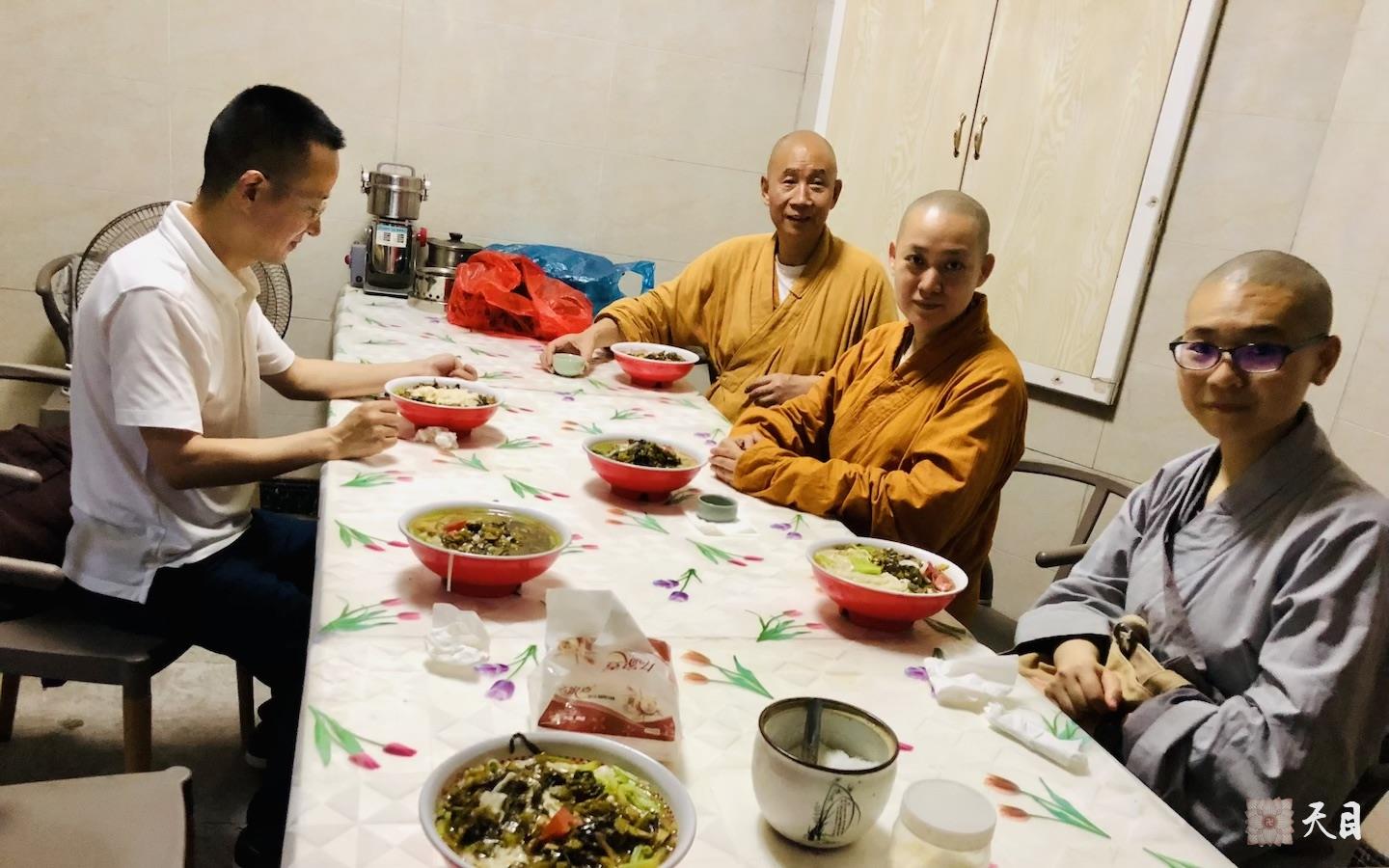 20180702果实法师领众跟随恩师圣观法师游览温州雁荡山1