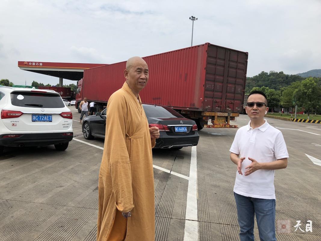 20180701圣观法师带领果实法师等弟子应宁德宗教局陈瑞扬局长邀请到福鼎磻溪茶山考察白茶4