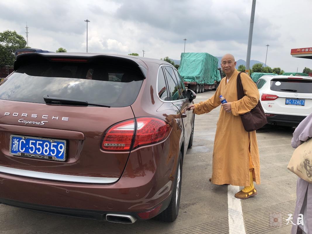 20180701圣观法师带领果实法师等弟子应宁德宗教局陈瑞扬局长邀请到福鼎磻溪茶山考察白茶4