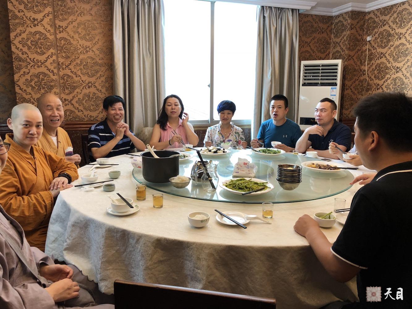 20180701圣观法师带领果实法师等弟子应宁德宗教局陈瑞扬局长邀请到福鼎磻溪茶山考察白茶5