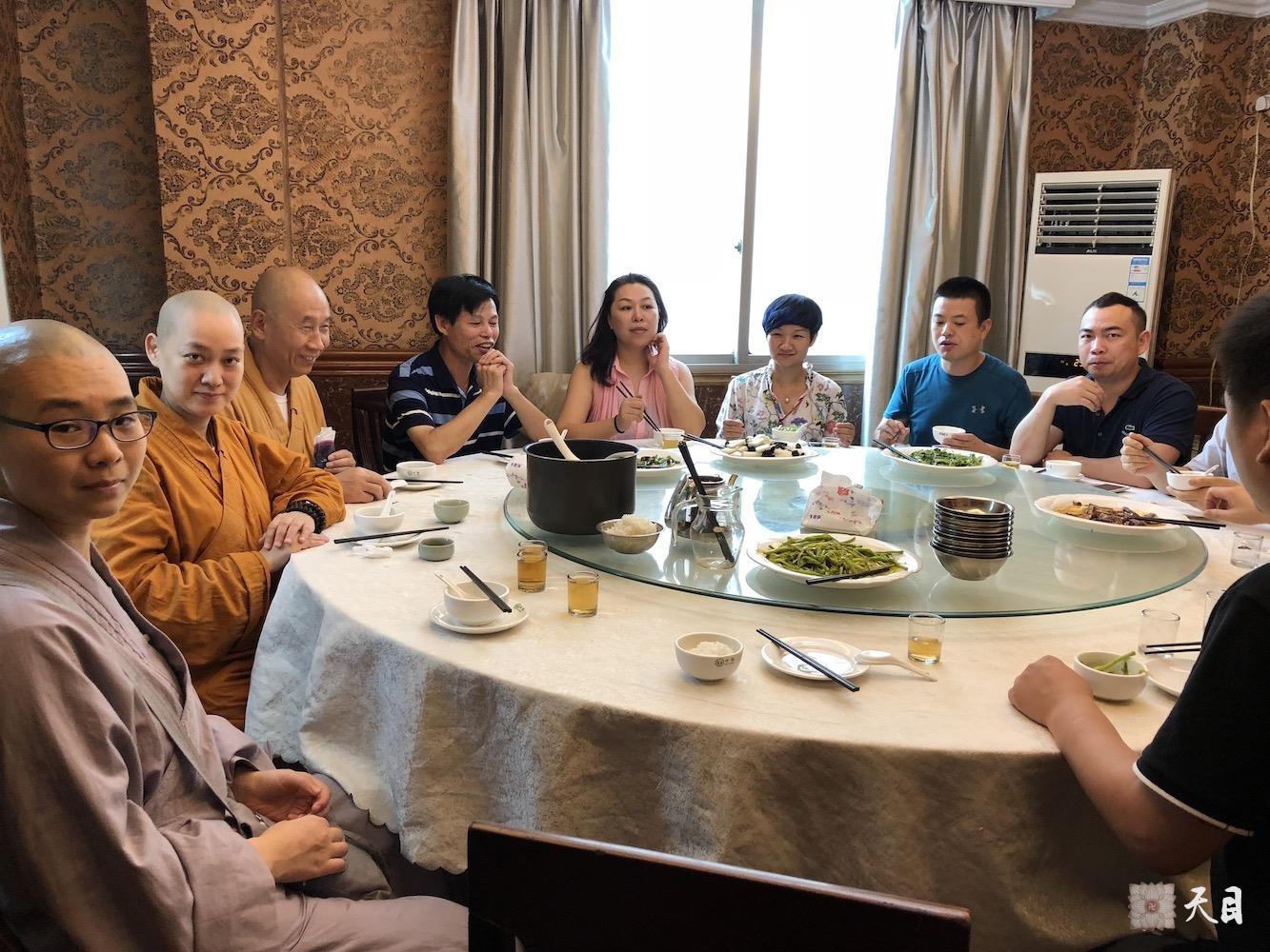 20180701圣观法师带领果实法师等弟子应宁德宗教局陈瑞扬局长邀请到福鼎磻溪茶山考察白茶5