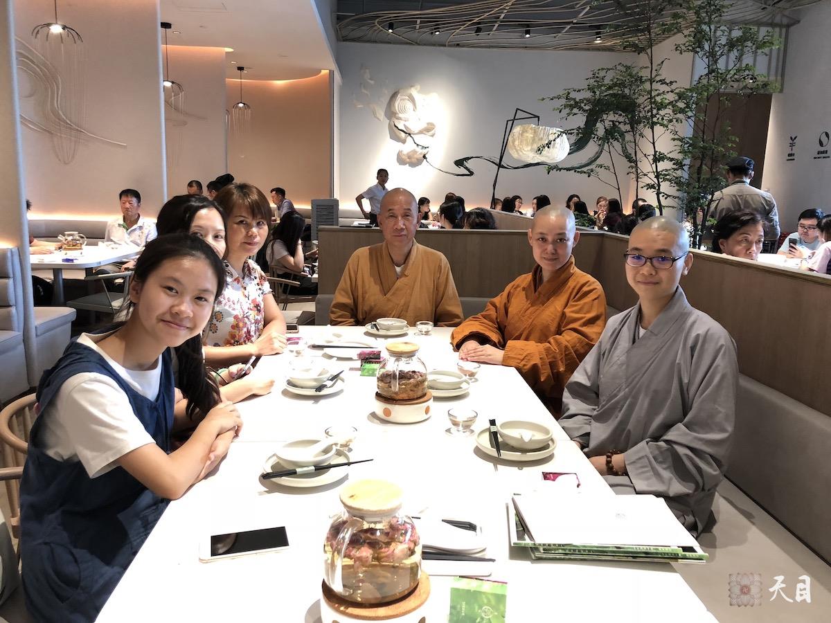 20180704果实法师跟随恩师圣观法师在广州应果贞居士供养熹素素食馆