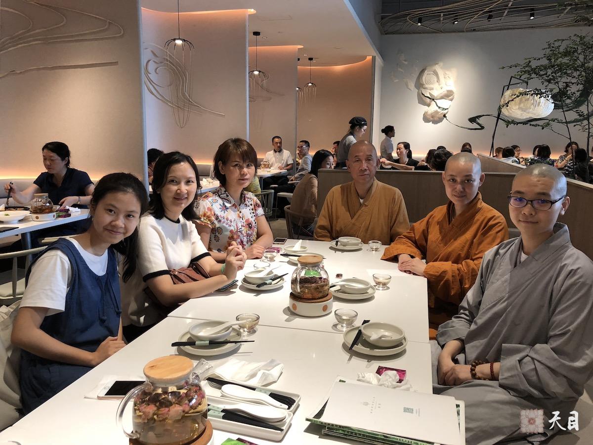 20180704果实法师跟随恩师圣观法师在广州应果贞居士供养熹素素食馆