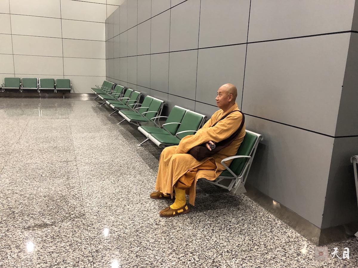 20180703圣观法师在温州东航MU2492航班飞往广州的飞机上