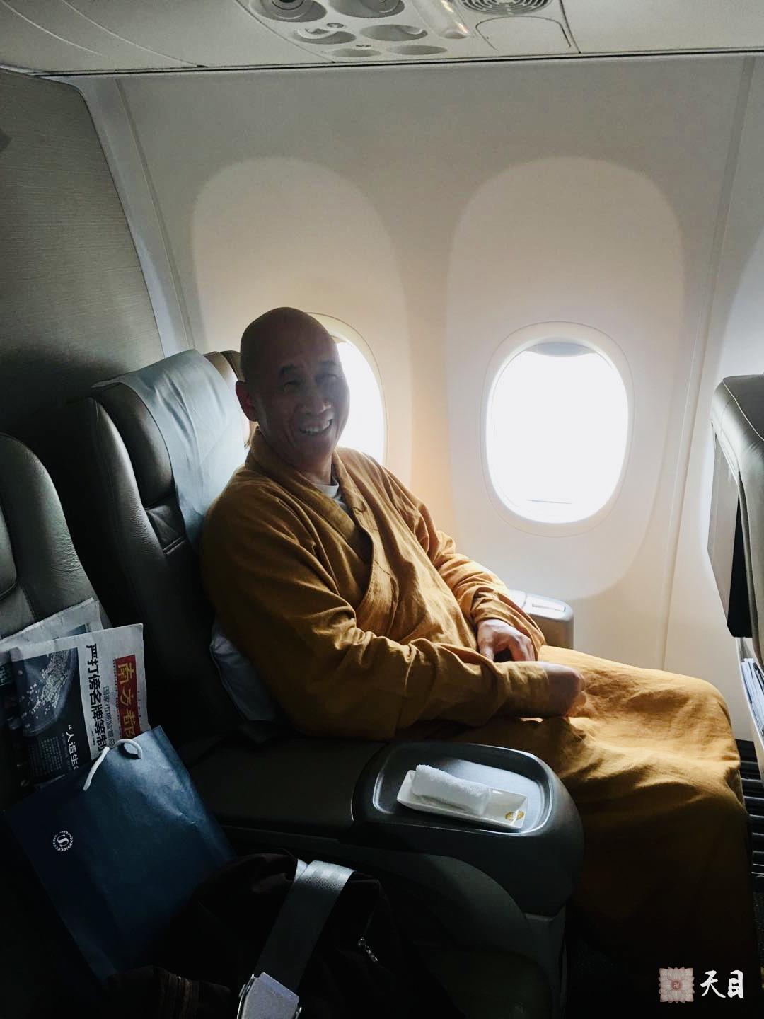 20180803圣观法师在广州东航MU2491航班飞往温州的飞机上
