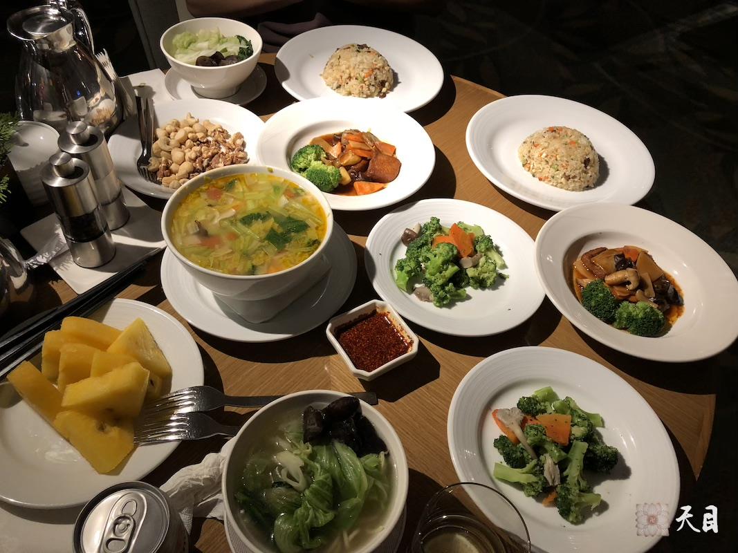 20180823“台南823水灾”果实法师离开台南的前一天晚上和果芳居士常富居士在台南香格里拉豪华阁行政酒廊商量次日赴桃园佛教弘誓学院吊唁