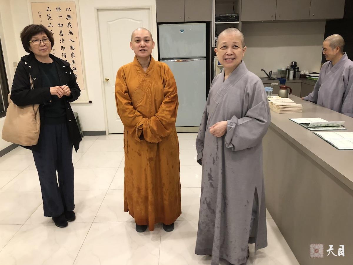 20180824果实法师在台湾带领果芳居士常富居士到台湾桃园佛教弘誓学院昭慧法师的母亲知光师公灵堂前吊唁——在涅槃堂拜见昭慧法师1