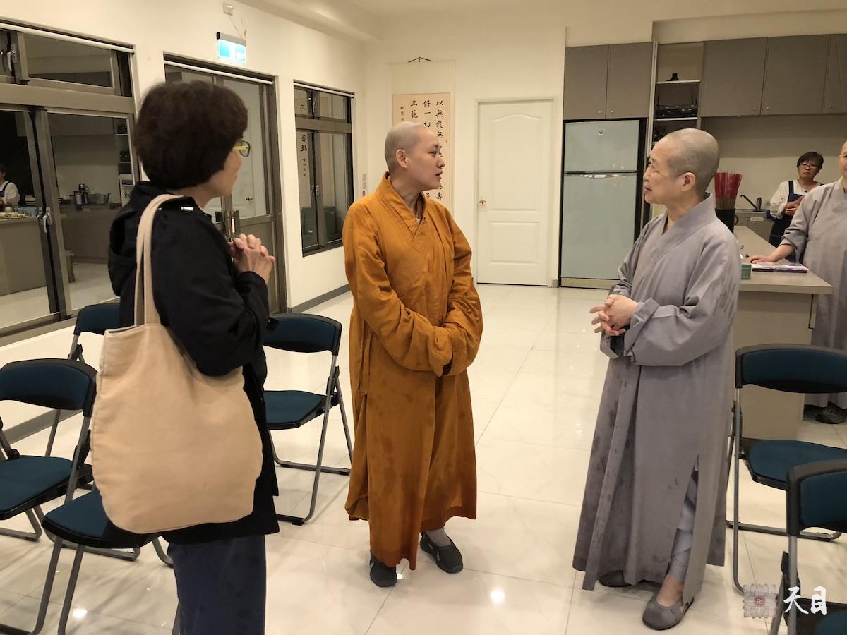 20180824果实法师在台湾带领果芳居士常富居士到台湾桃园佛教弘誓学院昭慧法师的母亲知光师公灵堂前吊唁——在涅槃堂拜见昭慧法师1