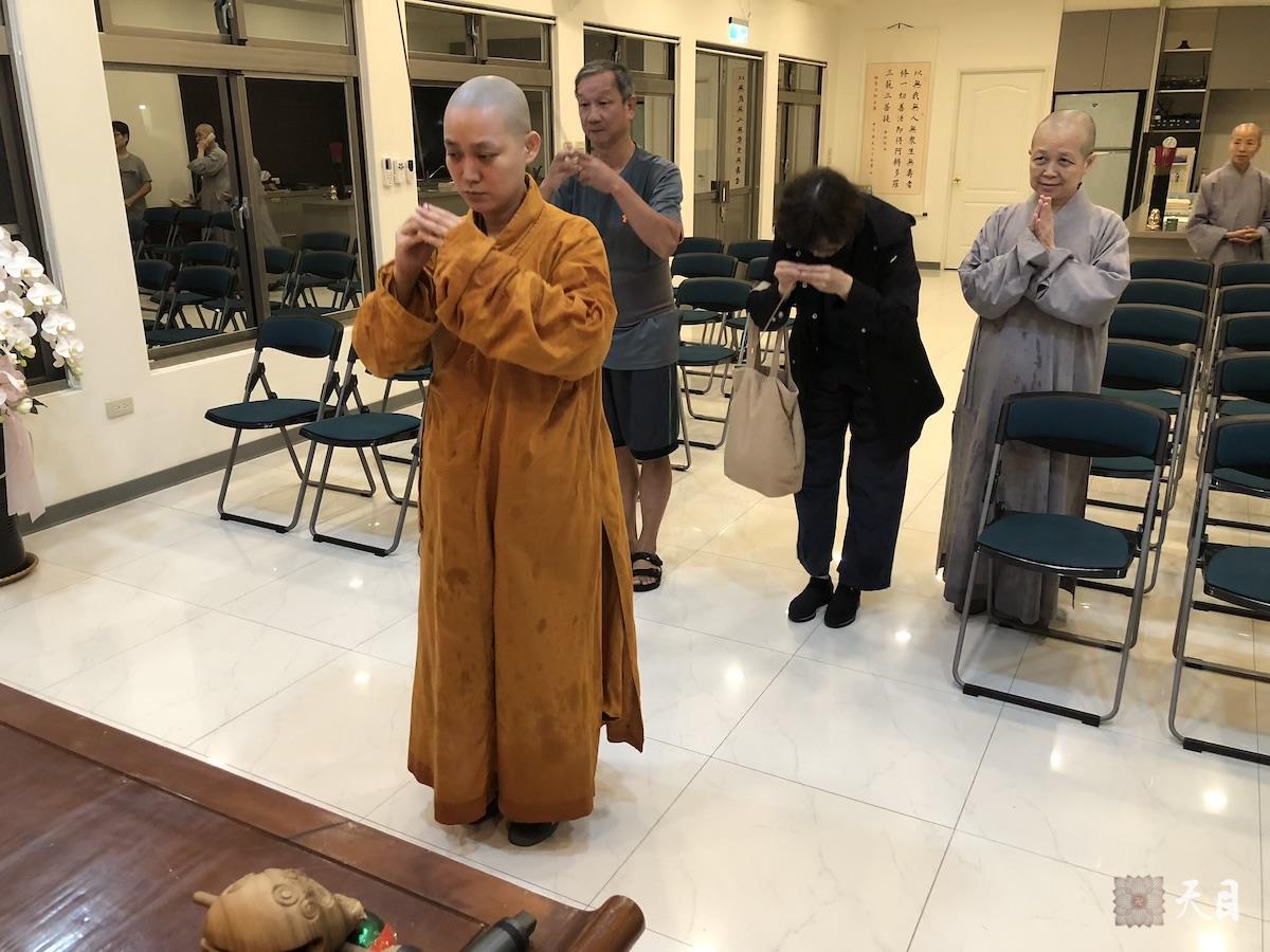 20180824果实法师在台湾带领果芳居士常富居士到台湾桃园佛教弘誓学院昭慧法师的母亲知光师公灵堂前吊唁——在涅槃堂知光师公莲座前上香