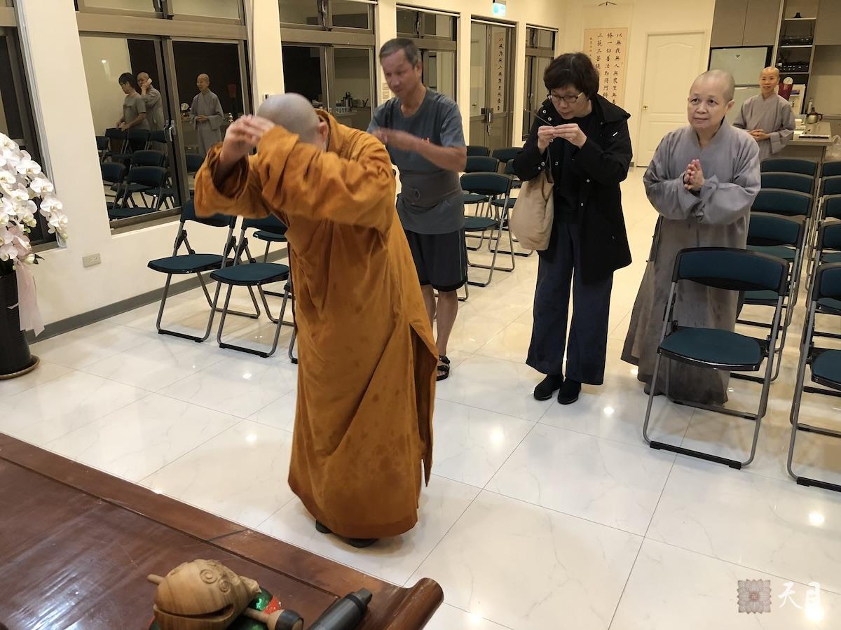 20180824果实法师在台湾带领果芳居士常富居士到台湾桃园佛教弘誓学院昭慧法师的母亲知光师公灵堂前吊唁——在涅槃堂知光师公莲座前上香