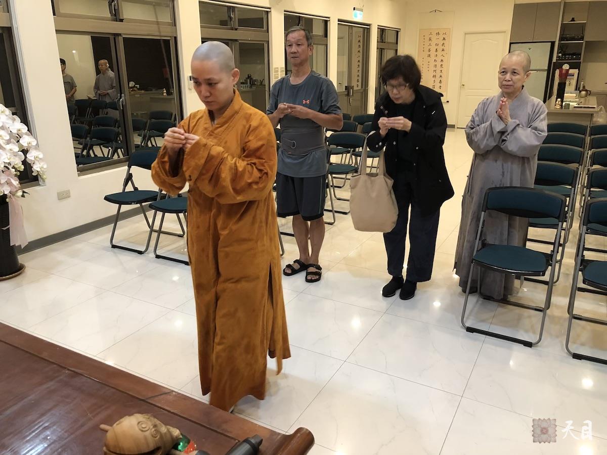 20180824果实法师在台湾带领果芳居士常富居士到台湾桃园佛教弘誓学院昭慧法师的母亲知光师公灵堂前吊唁——在涅槃堂知光师公莲座前上香