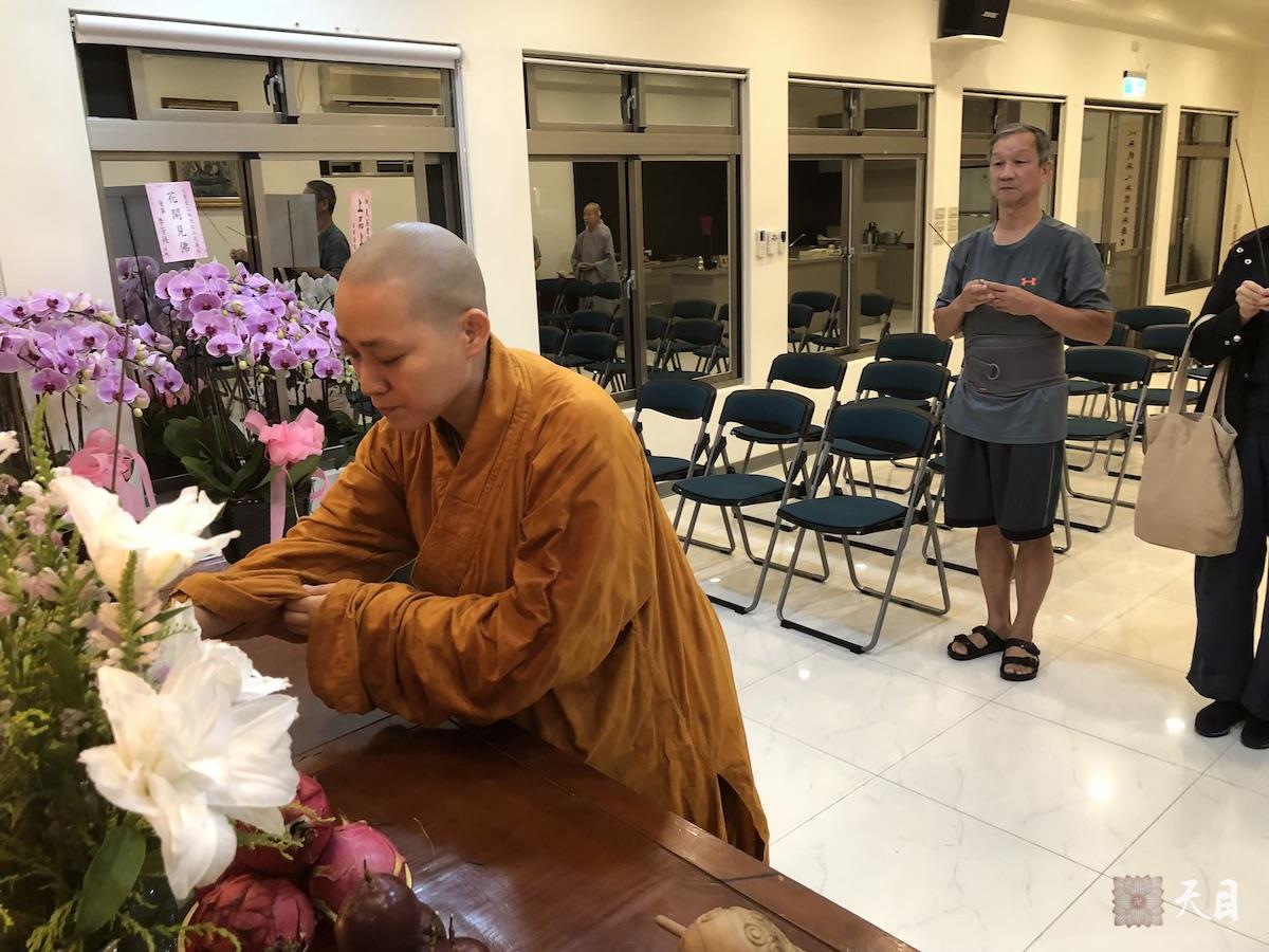 20180824果实法师在台湾带领果芳居士常富居士到台湾桃园佛教弘誓学院昭慧法师的母亲知光师公灵堂前吊唁——在涅槃堂知光师公莲座前上香