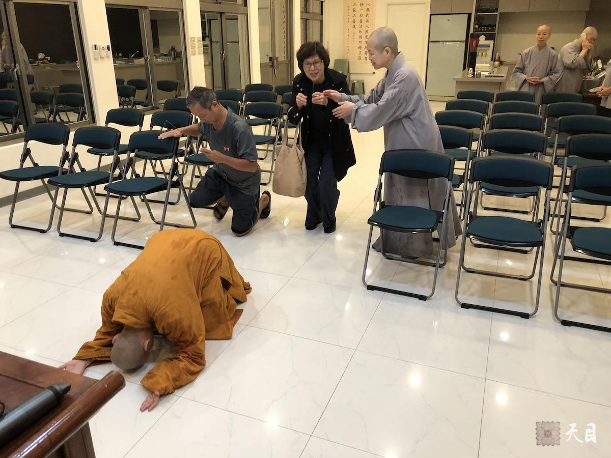 20180824果实法师在台湾带领果芳居士常富居士到台湾桃园佛教弘誓学院昭慧法师的母亲知光师公灵堂前吊唁——在涅槃堂知光师公莲座前上香