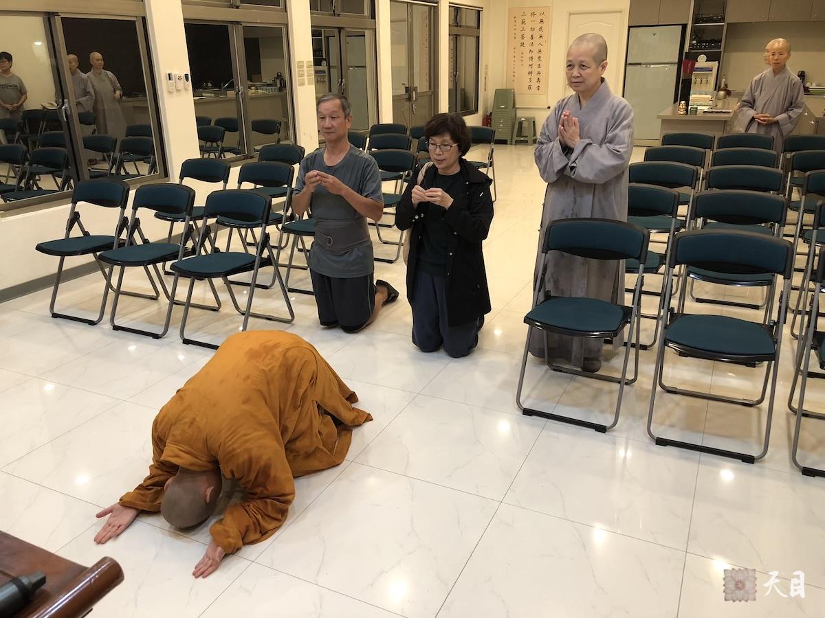 20180824果实法师在台湾带领果芳居士常富居士到台湾桃园佛教弘誓学院昭慧法师的母亲知光师公灵堂前吊唁——在涅槃堂知光师公莲座前上香