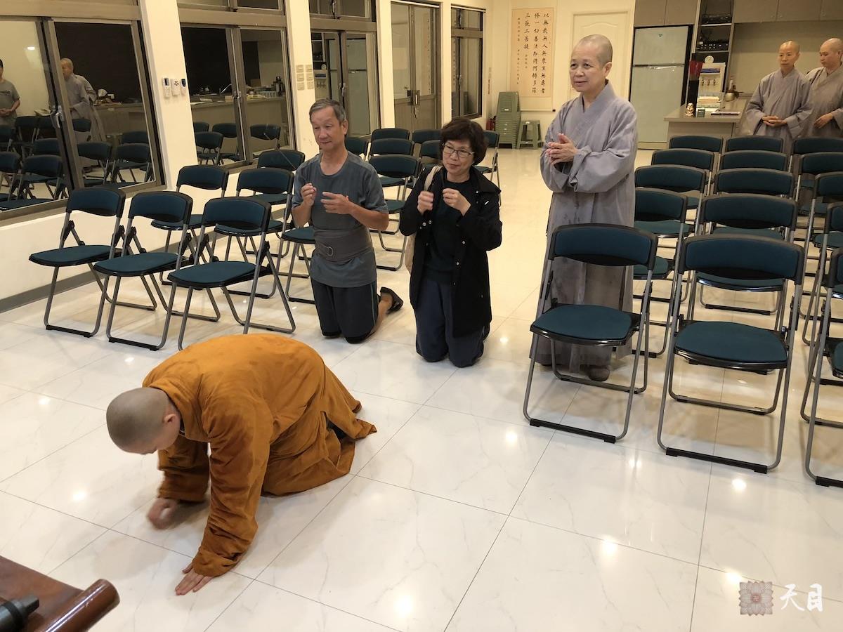 20180824果实法师在台湾带领果芳居士常富居士到台湾桃园佛教弘誓学院昭慧法师的母亲知光师公灵堂前吊唁——在涅槃堂知光师公莲座前上香