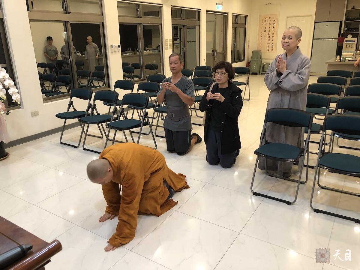 20180824果实法师在台湾带领果芳居士常富居士到台湾桃园佛教弘誓学院昭慧法师的母亲知光师公灵堂前吊唁——在涅槃堂知光师公莲座前上香