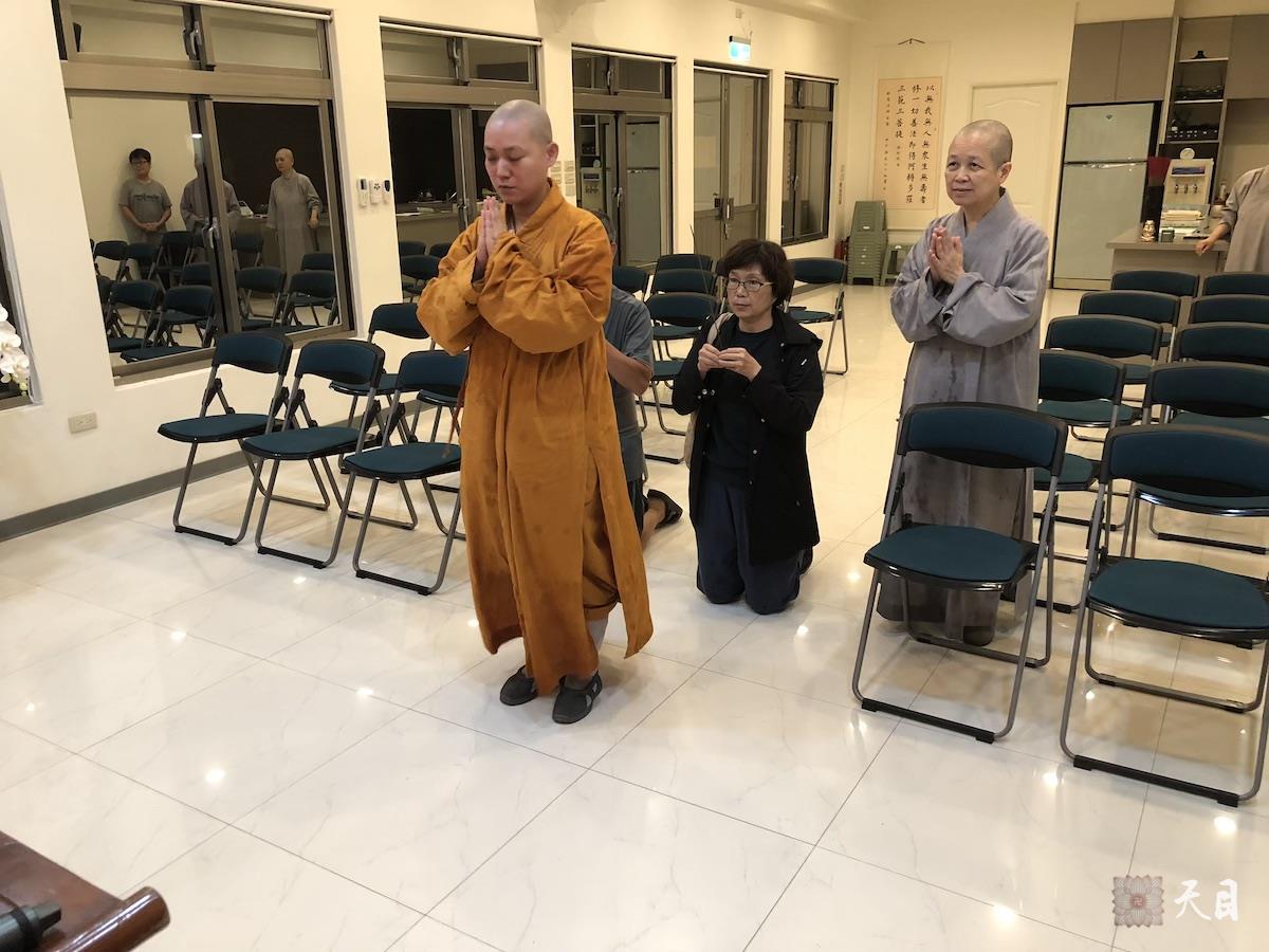 20180824果实法师在台湾带领果芳居士常富居士到台湾桃园佛教弘誓学院昭慧法师的母亲知光师公灵堂前吊唁——在涅槃堂知光师公莲座前上香