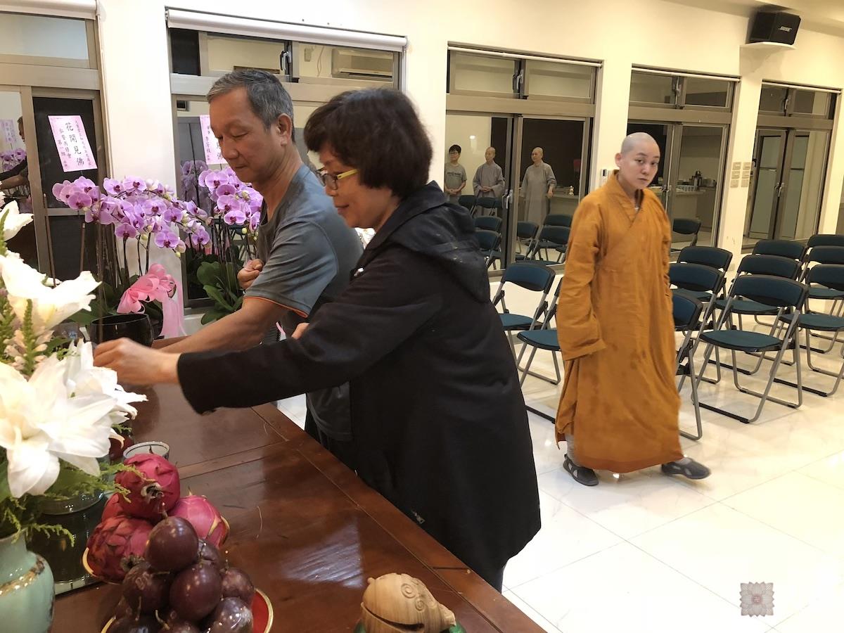 20180824果实法师在台湾带领果芳居士常富居士到台湾桃园佛教弘誓学院昭慧法师的母亲知光师公灵堂前吊唁——在涅槃堂知光师公莲座前上香